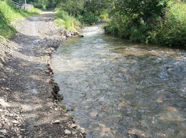 У Закарпатському селі через підвищення рівня води змило дорогу