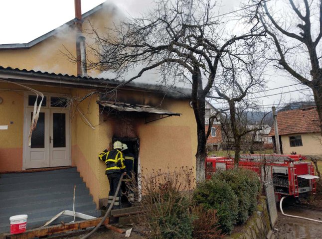 У селі на Хустщині сьогодні загорівся будинок