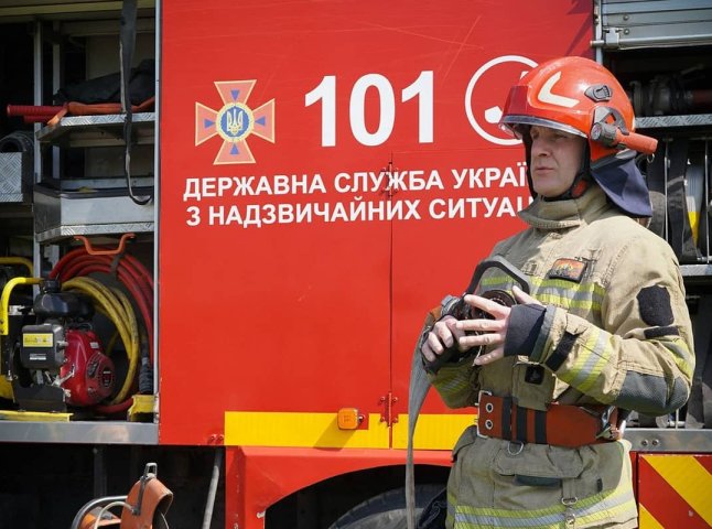 Господар почав гасити вогонь, а рятувальники допомогли: у Сваляві горів будинок Господар почав гасити вогонь, а рятувальники допомогли: у Сваляві горів будинок