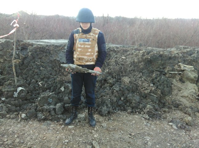 В Ужгороді під час чистки каналу знайшли вибухонебезпечний предмет