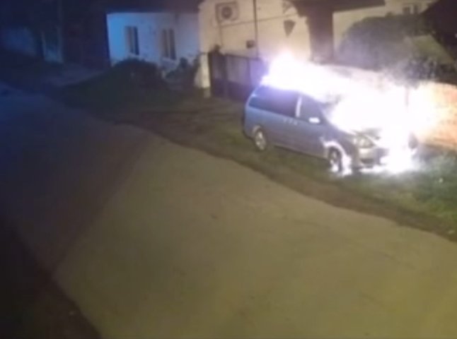 Вночі закарпатцю підпалили автомобіль: камери спостереження записали відео