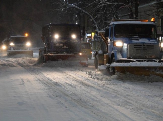 В Ужгороді всю ніч розчищали дороги від снігу