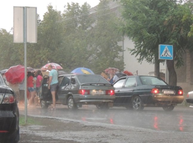 "Водії не винні в їх бідах", – правоохоронці про обурених жінок, які блокували дорогу Берегово-Мукачево