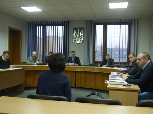 На засіданні адмінкомісії Ужгородської міськради штрафували за проституцію, сміття та незаконну рекламу