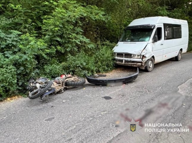 Неповнолітній мотоцикліст із пасажиром влетів у бус на Тячівщині