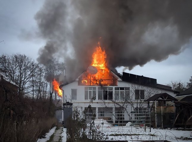 Першою пожежу помітила донька: на Хустщині горів будинок