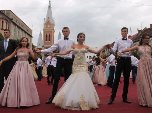 Парад випускників у Мукачеві: вальс танцюватимуть 32 пари