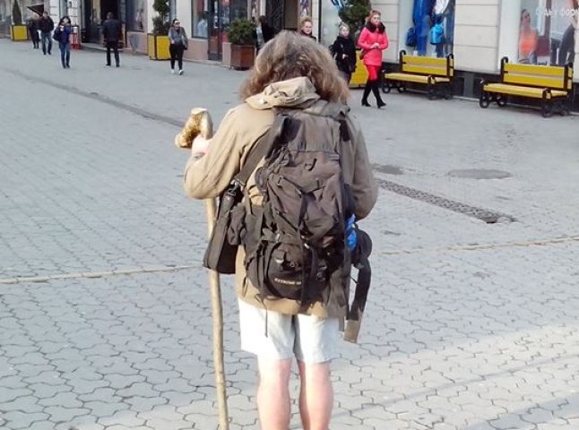 В Ужгороді перехожі дивуються із чоловіка, який босоніж і в шортах ходить міськими тротуарами (ФОТО)