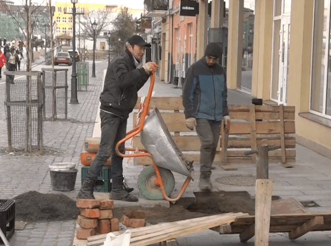 Нещодавно відремонтована площа Петефі в Ужгороді знов у тріщинах