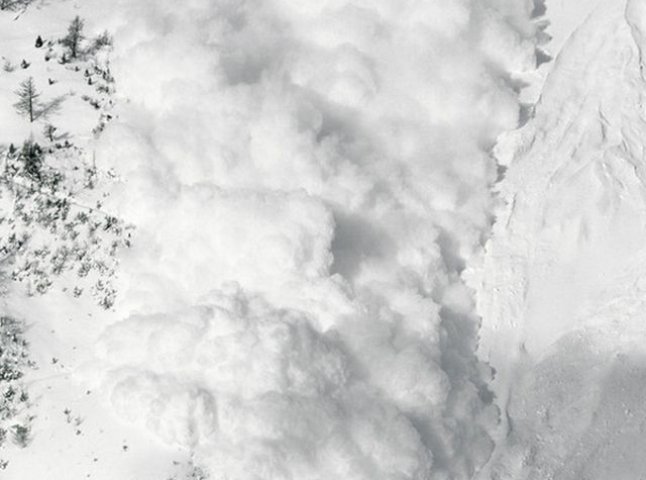 Закарпатські рятувальники попереджають про небезпеку снігових лавин