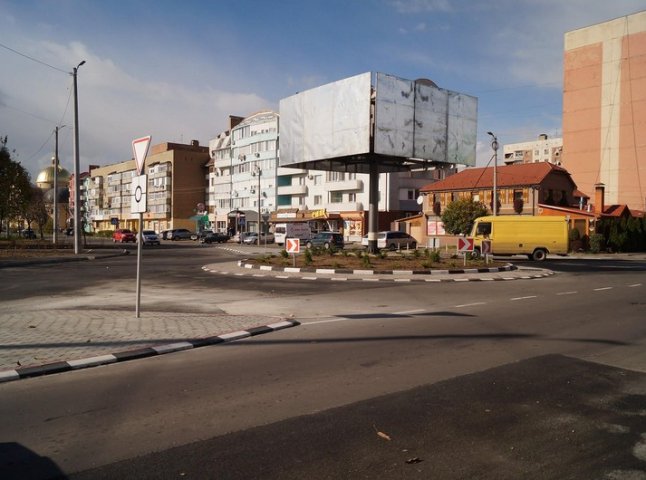 У мікрорайоні Росвигово в Мукачеві завершується облаштування нового перехрестя