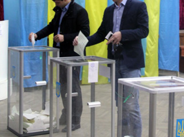 Головний опозиціонер Закарпаття Валерій Лунченко проголосував у Хусті (ФОТО)