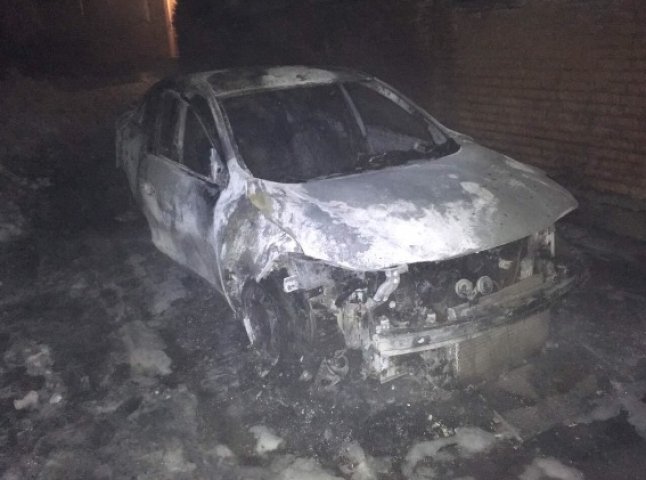 Іномарку, яка горіла вночі у Мукачеві, підпалили, – поліція