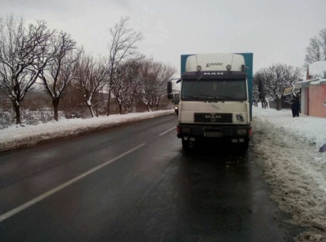 На Мукачівщині жінка потрапила під колеса вантажівки