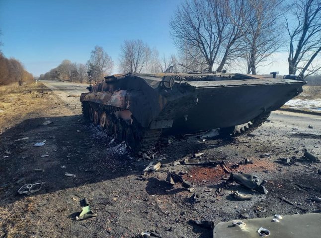 Українські воїни вщент розбили російську техніку, яка йшла на Київ