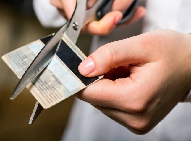 Що буде, якщо збирати гроші на картці й рідко знімати — чи заблокують їх Що буде, якщо збирати гроші на картці й рідко знімати — чи заблокують їх