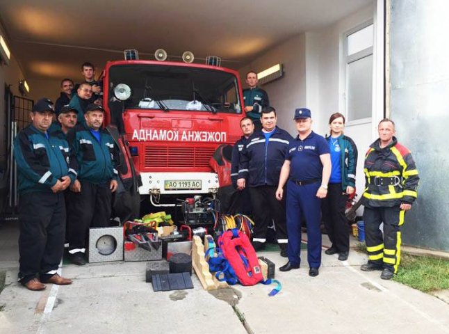 Керівник добровільної пожежної команди села Дерцен передав хустським колегам спецзасоби