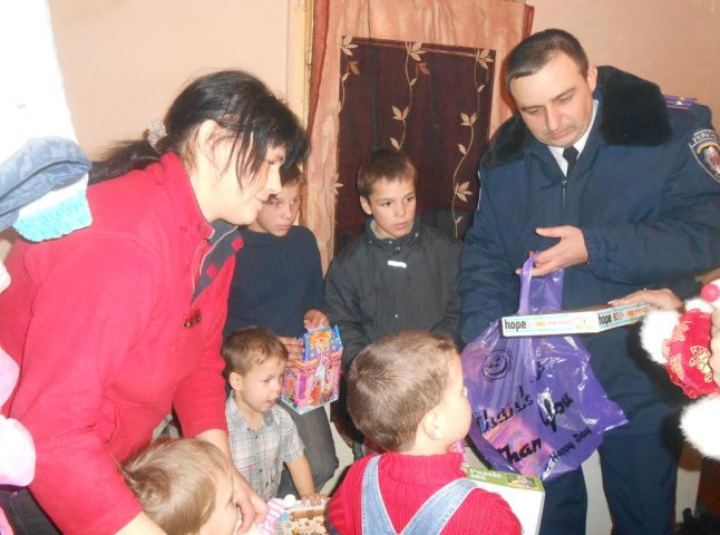 Мукачівські правоохоронці привітали дітей зі святом Миколая (ФОТО)