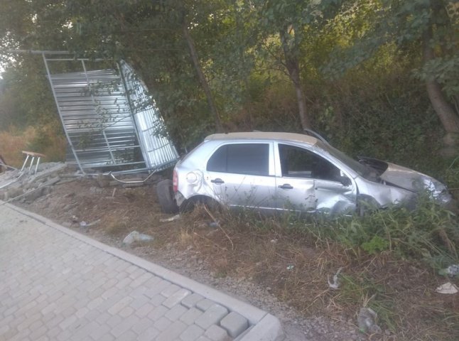 На Мукачівщині авто врізалось в автобусну зупинку