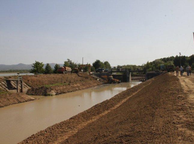 На Виноградівщині розчищають русло і шлюз каналу Батар