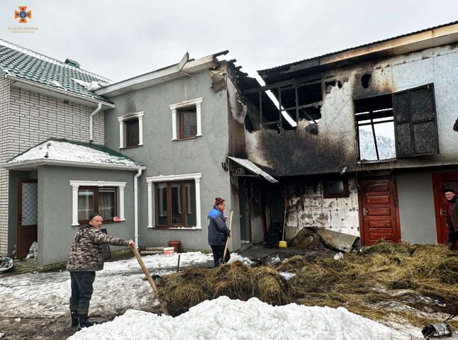 Вогонь із коптильні перекинувся на хлів і літню кухню: рятувальники розповіли про пожежу