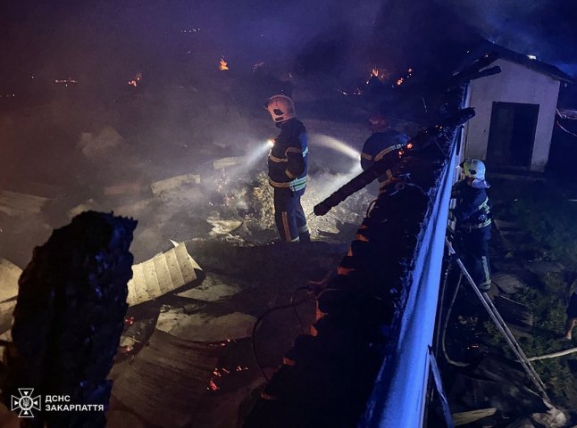 Вночі на Хустщині кілька годин гасили пожежу