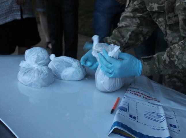 Закарпатські правоохоронці затримали трьох угорських наркоторговців, у яких виявили речовини на півмільйона гривень