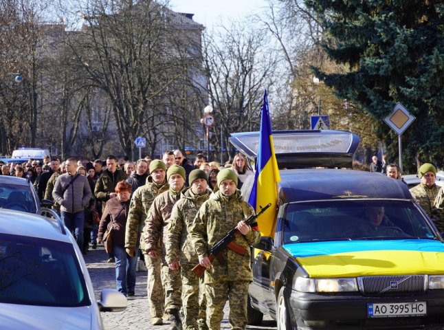 В Ужгороді в останню дорогу провели 35-річного захисника