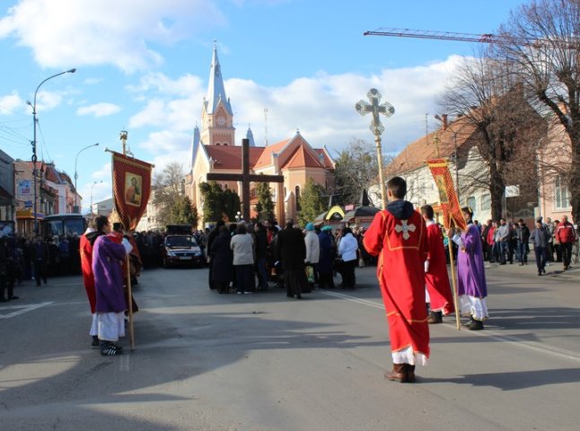 У Мукачеві католики двох обрядів пройшли Хресну Дорогу