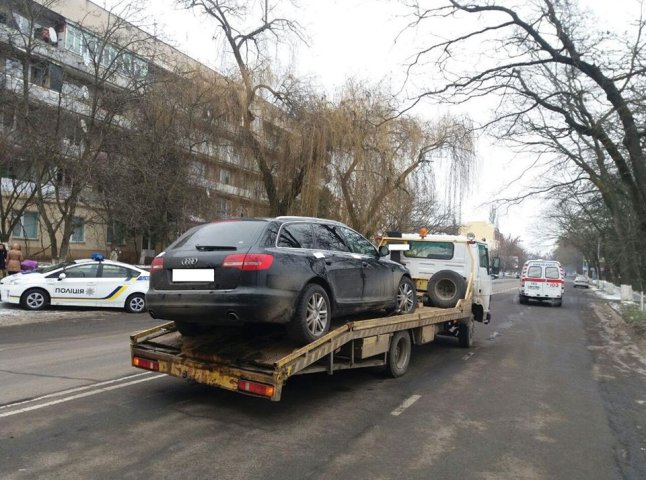 В Ужгороді патрульні поліцейські евакуювали автомобіль зі спущеними шинами