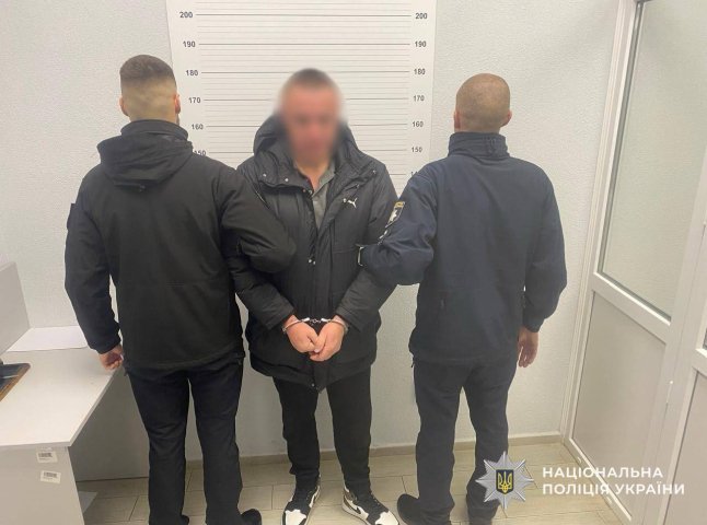 В Ужгороді чоловік пограбував жінку, до якої прийшов у гості