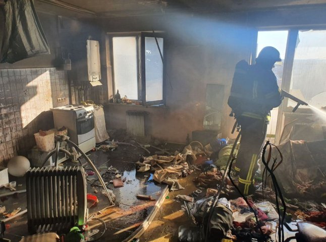 Жінка запалила свічку: названо попередню причину пожежі у квартирі в Мукачеві