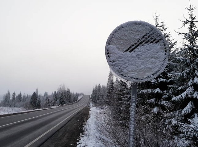 Перевал – у снігу: користувачі мережі милуються засніженими Карпатами
