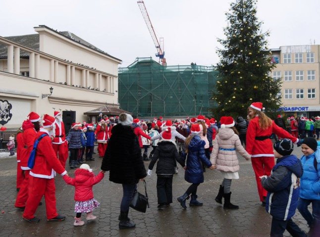 Біля головної ялинки Ужгорода розпочали програму новорічно-різдвяних свят