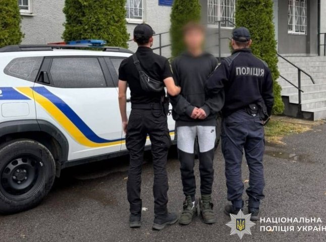 На Ужгородщині 20-річного хлопця підозрюють у пограбуванні працівниці магазину