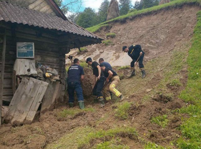 Наслідки негоди: рятувальники відкопують будинок, який засипало ґрунтом