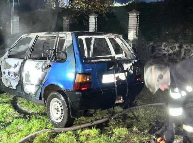 Авто згоріло, але будинок врятували: у селі на Закарпатті вирувала пожежа