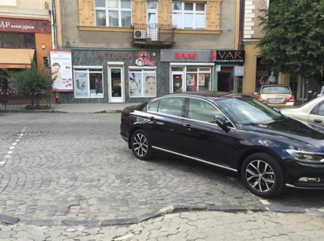 Міліція знайшла водія іномарки, яка неправильно припаркувалась у центрі Ужгорода