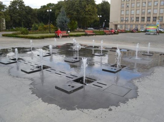 На площі Народній в Ужгороді запрацював фонтан