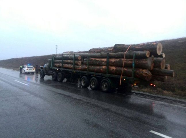 Неподалік села Середнє поліція затримала вантажівку із "лівою" деревиною