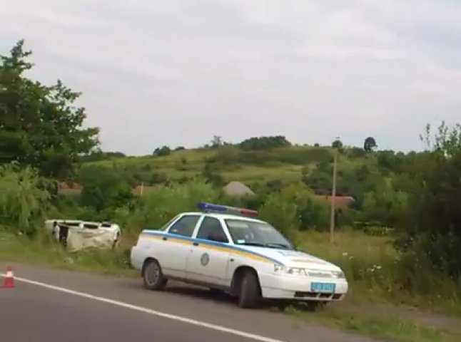 Біля Ужгороду сталася ДТП: авто розтрощило водія та двох пасажирів (ВІДЕО)