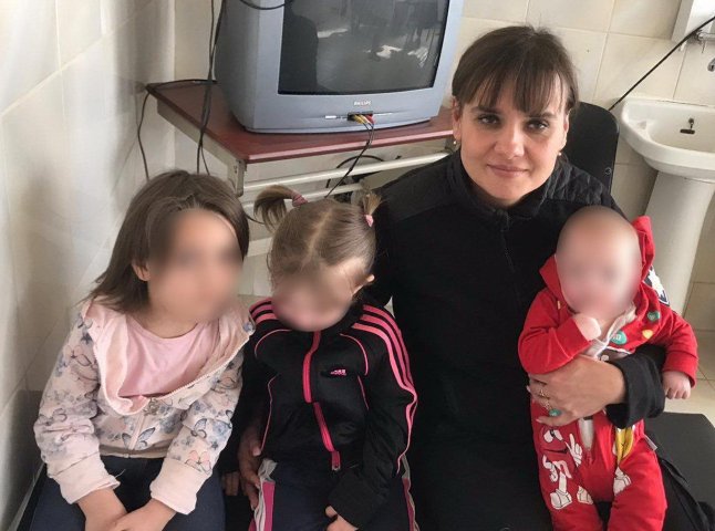 У Мукачеві через недогляд вилучили від матері трьох маленьких доньок