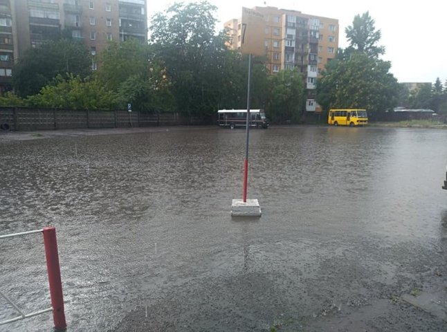 Злива перетворила територію автовокзалу в Ужгороді на велике озеро