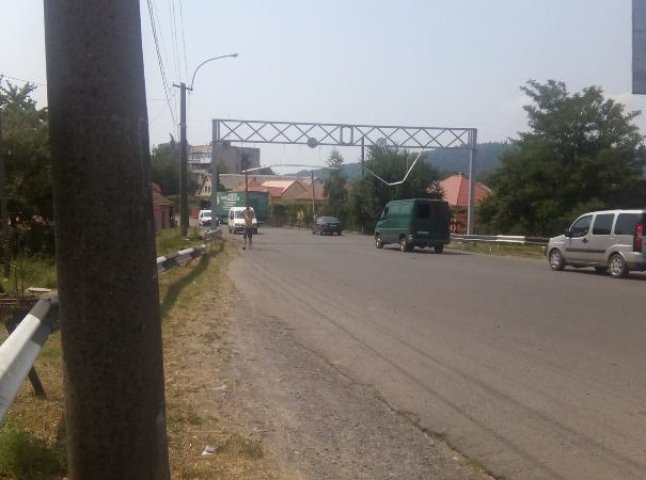 Повністю зламані обмежувачі в’їзду у Мукачево зі сторони Кольчина відновили