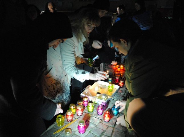 Жертв подій 18 лютого в Києві вшанували мітингом-реквієм у Мукачеві (ФОТО)