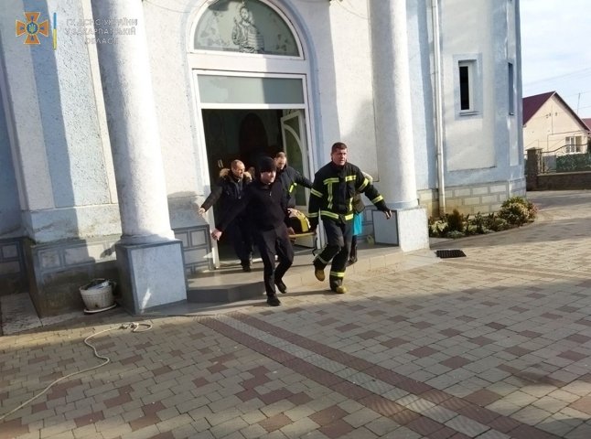 У селі на Мукачівщині чоловік впав із купола церкви
