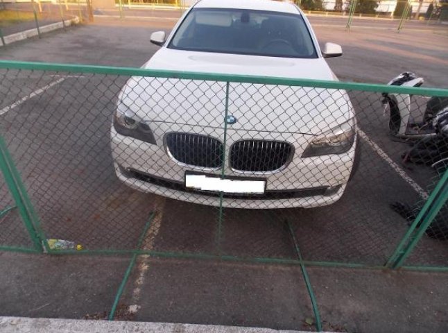 Чопські прикордонники затримали іномарку "BMW" з підробленими документами