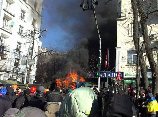 Мітингувальники спочатку підпалили офіс Партії регіонів, потім вибили двері та захопили його