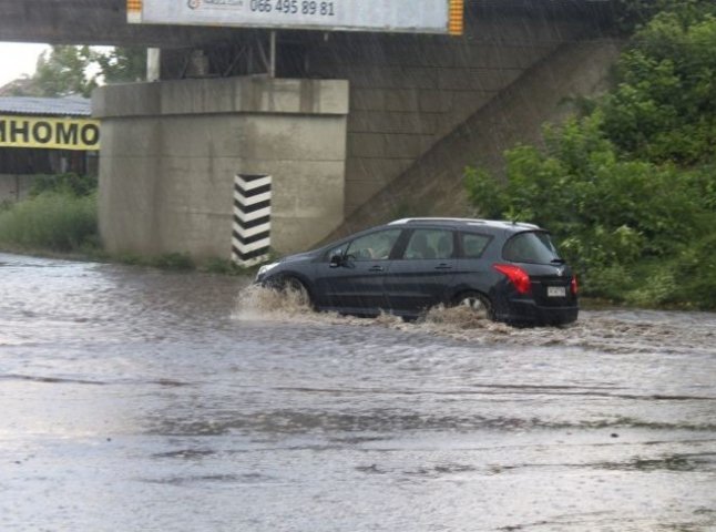 Під час буревію в Ужгороді "плавали" автомобілі