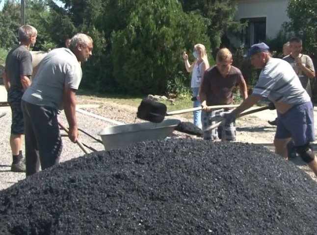 Люди за свої гроші ремонтують дороги в одному із сіл Закарпаття